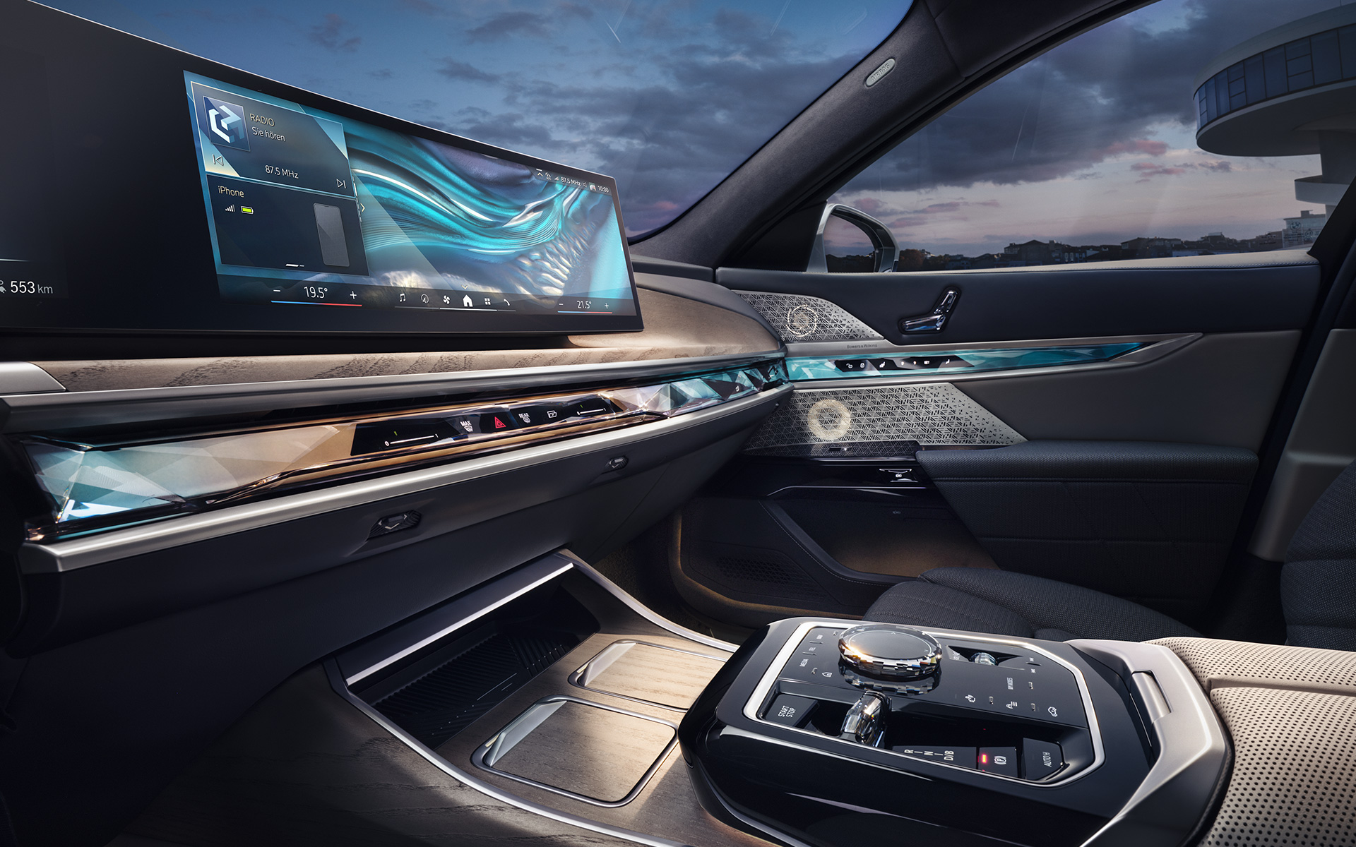 Dashboard und BMW Interaction Bar beleuchtete Touch-/Bedienleiste BMW i7 Limousine G70 Interieur