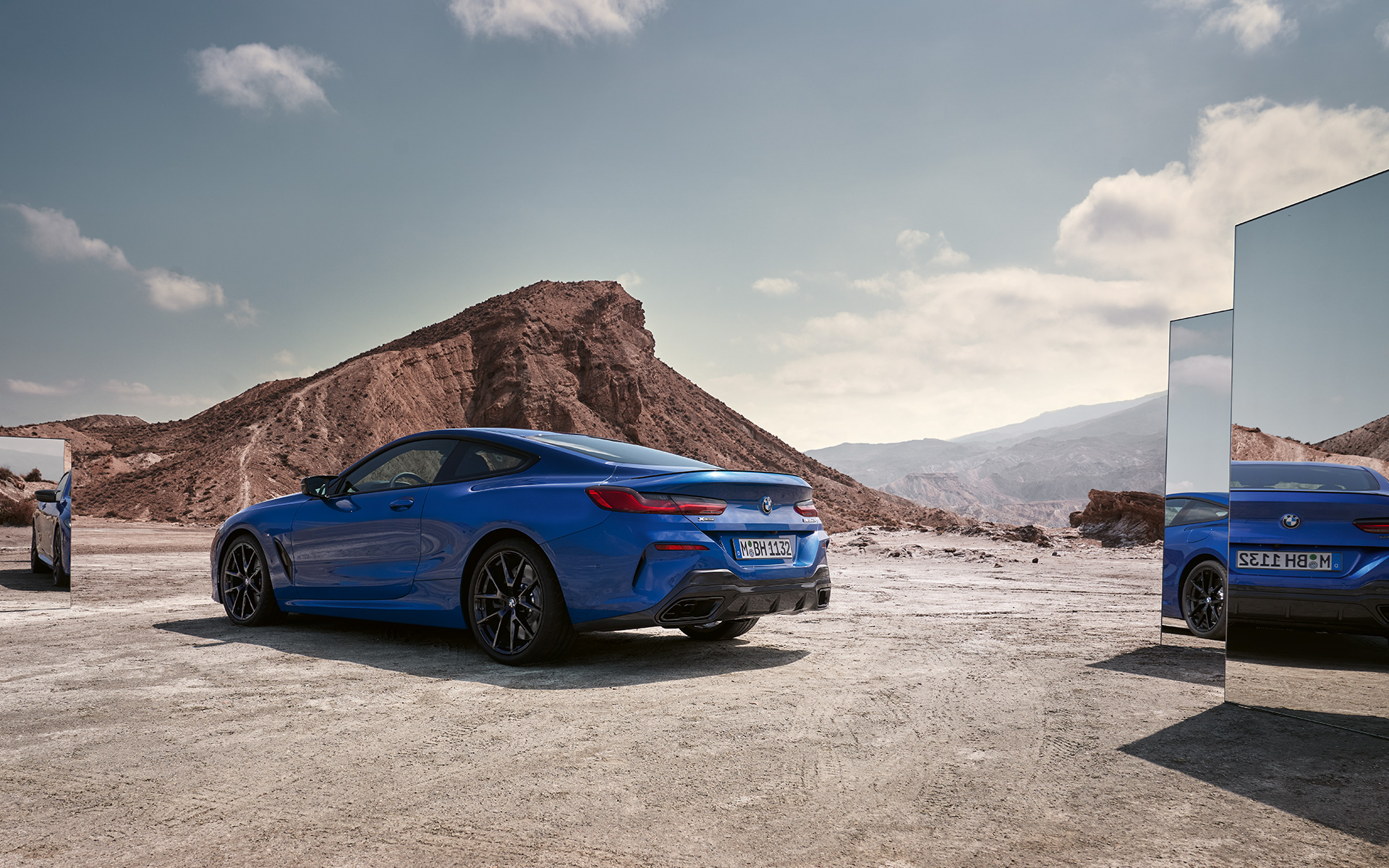 BMW M850i xDrive Coupé G15 LCI Facelift 2022 M Portimao Blau metallic Heckansicht stehend mit Spiegeln