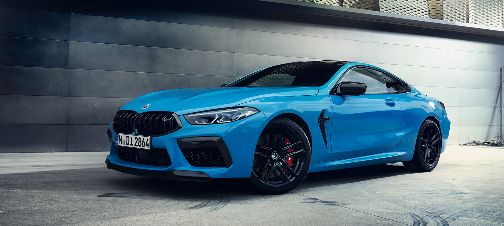 BMW M8 Competition Coupé F92 LCI Facelift 2022 Daytona Beach Blau uni Dreiviertel-Seitenansicht stehend vor Wand