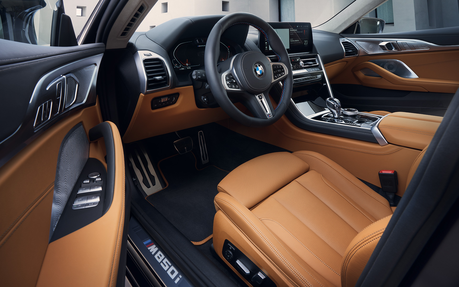 BMW M850i xDrive Gran Coupé G16 LCI Facelift 2022 Innenraum Cockpit durch geöffnete Fahrertür