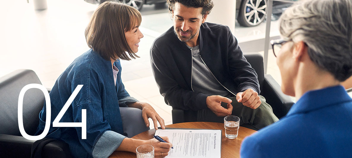 Versicherungen zwei Frauen im Auto laecheln