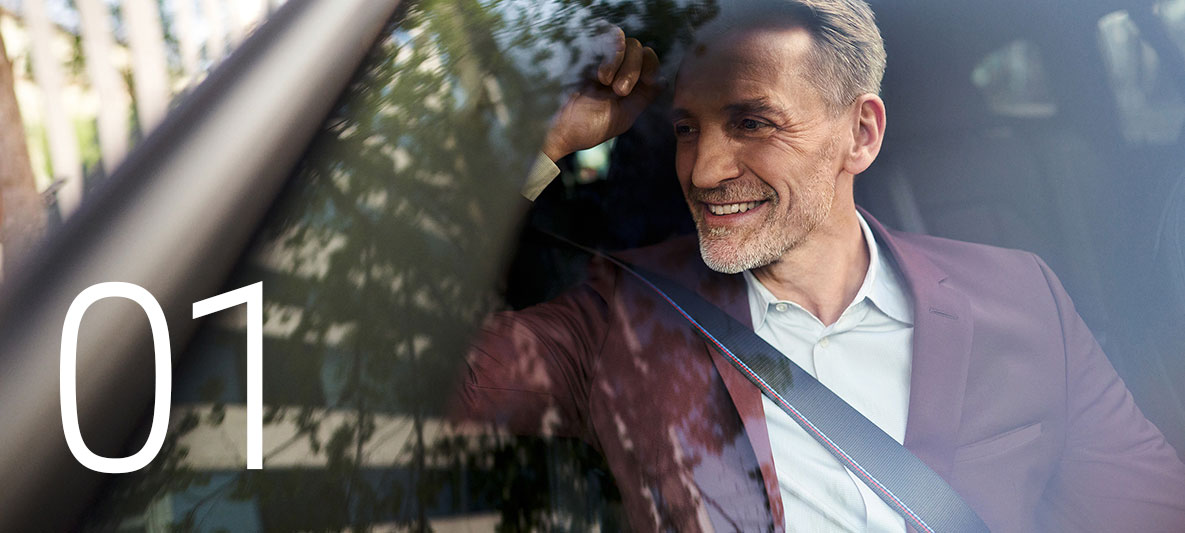 BMW Leasing Mann und Frau gehen am Auto vorbei Lachen